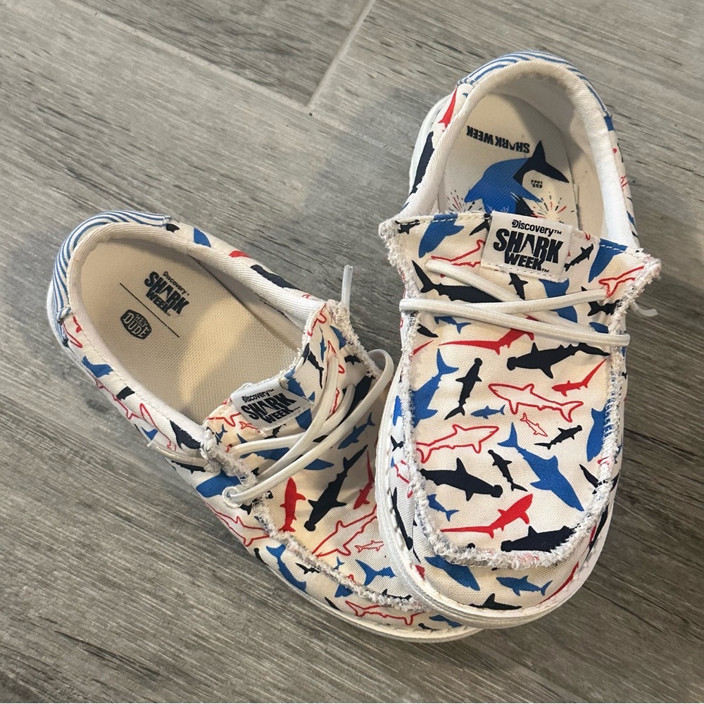 HEYDUDE Wally Youth Shoes Discovery Shark Week Size 2